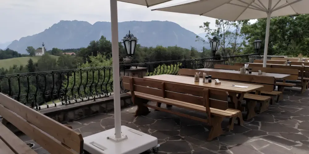 Ausblick mit Bänken