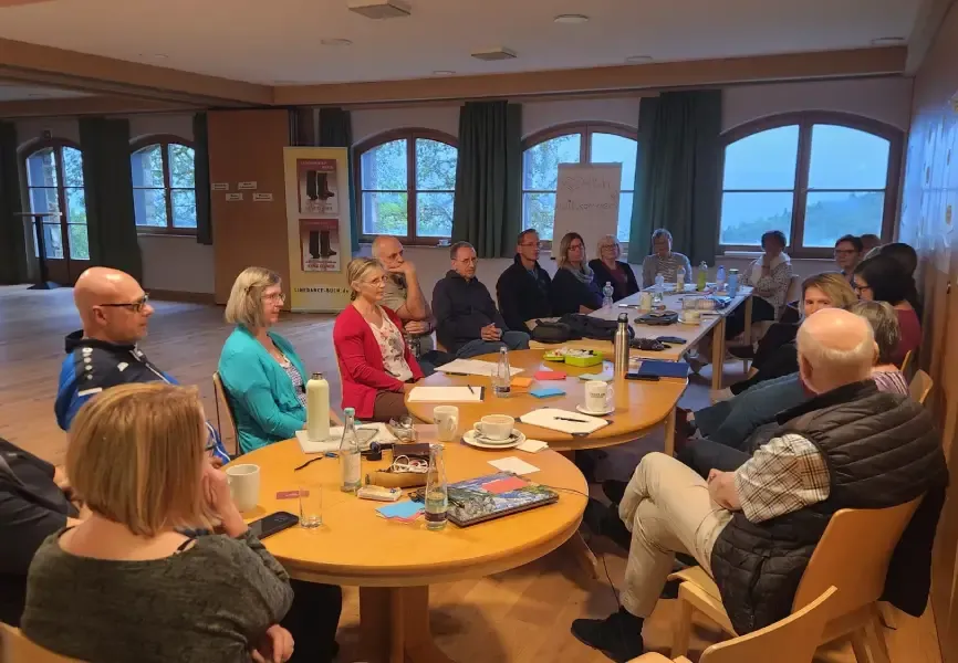 Leute die eine Konferenz halten