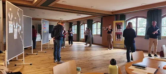 Klubtreffen in einem großen Raum